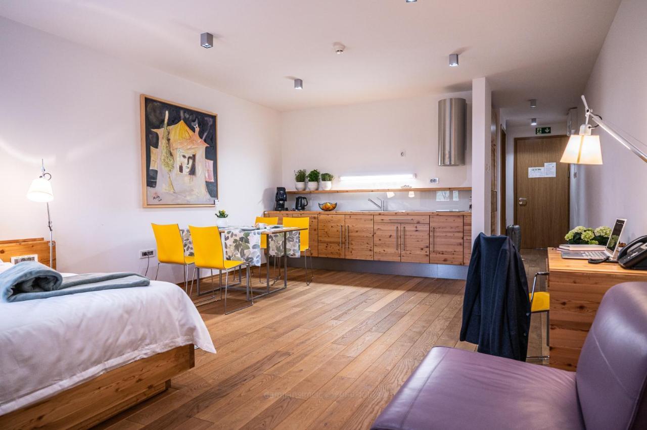 Vila Vipolze - Rooms & J. Suites ภายนอก รูปภาพ