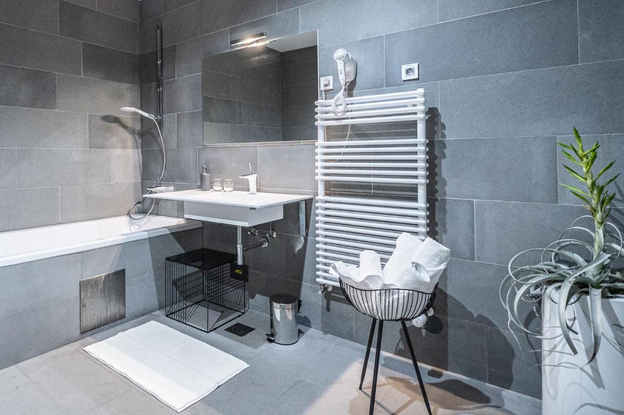 Vila Vipolze - Rooms & J. Suites ภายนอก รูปภาพ